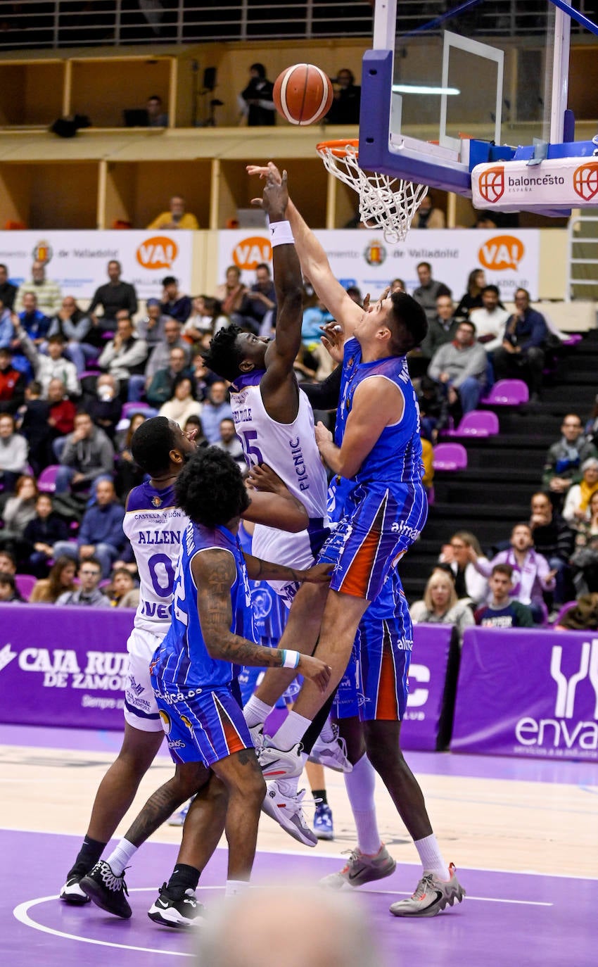 Fotos: Mucho sufrimiento en el enfrentamiento entre el Real Valladolid Baloncesto y el Almansa