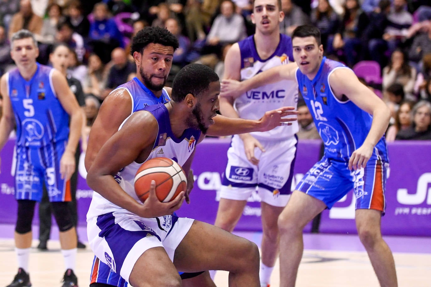 Fotos: Mucho sufrimiento en el enfrentamiento entre el Real Valladolid Baloncesto y el Almansa