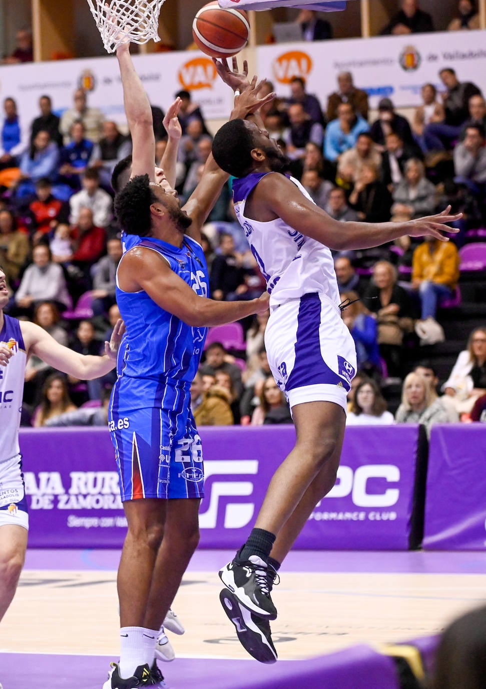 Fotos: Mucho sufrimiento en el enfrentamiento entre el Real Valladolid Baloncesto y el Almansa