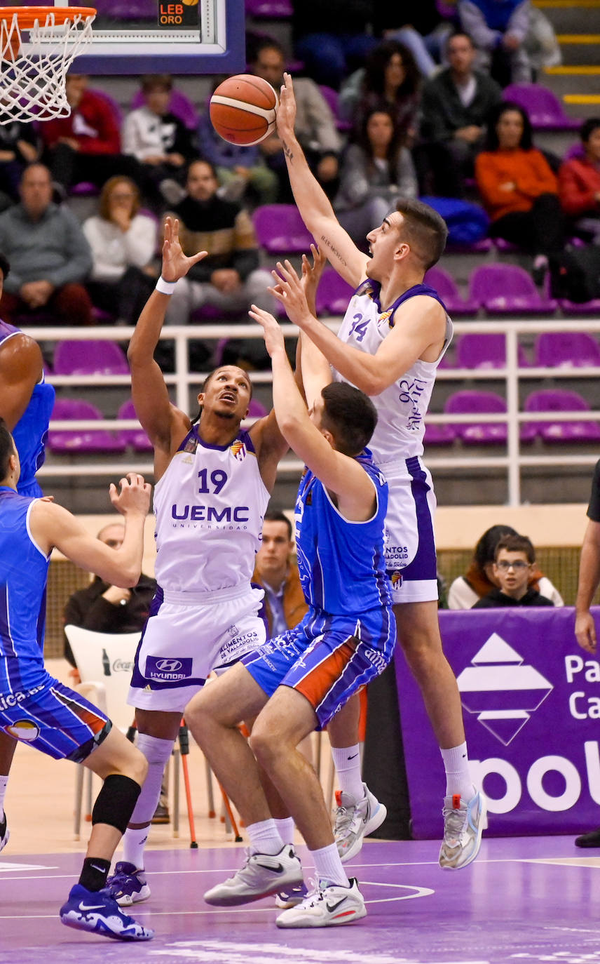 Fotos: Mucho sufrimiento en el enfrentamiento entre el Real Valladolid Baloncesto y el Almansa