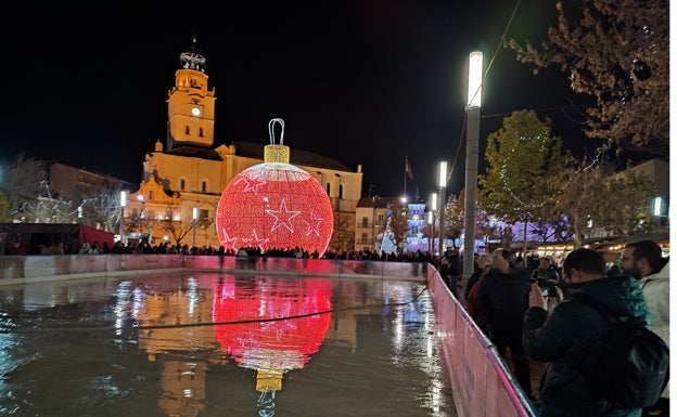 Medina inaugura la Navidad con la mayor pista de hielo de la provincia