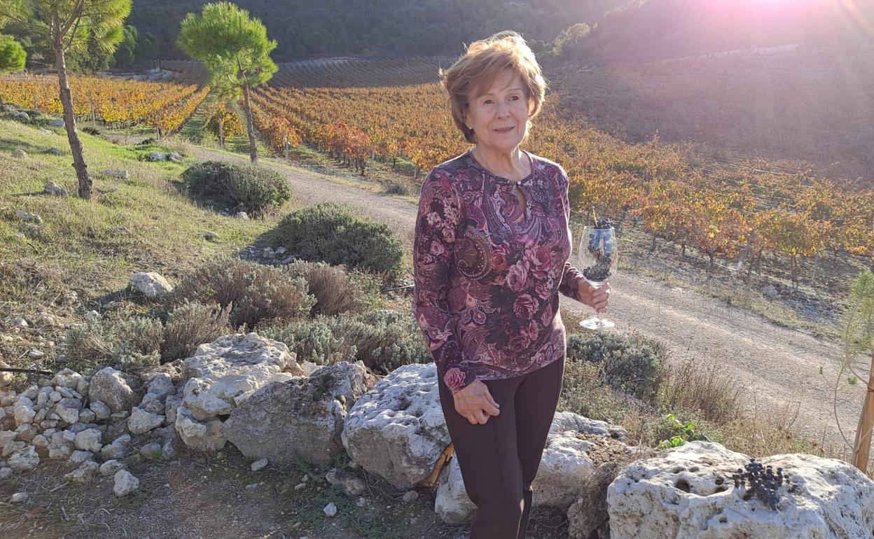 Rosario Agüera en los viñedos de Valdemonjas, la bodega de la que es propietaria junto a su marido. 