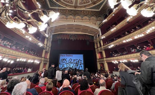 El Calderón, instantes antes de comenzar el recital de Paco Ibáñez. 