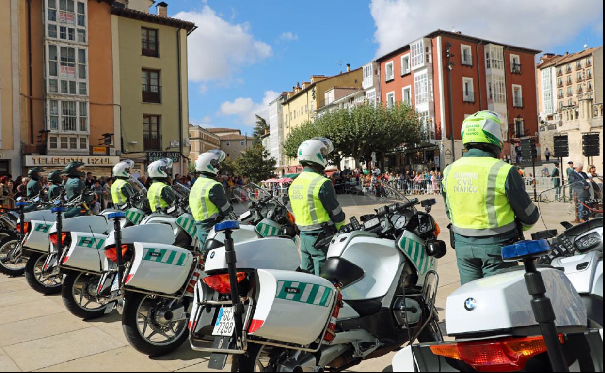 Agentes de la Agrupación de Tráfico de la Guardia Civil durante la celebración del Día de la Patrona en Burgos.