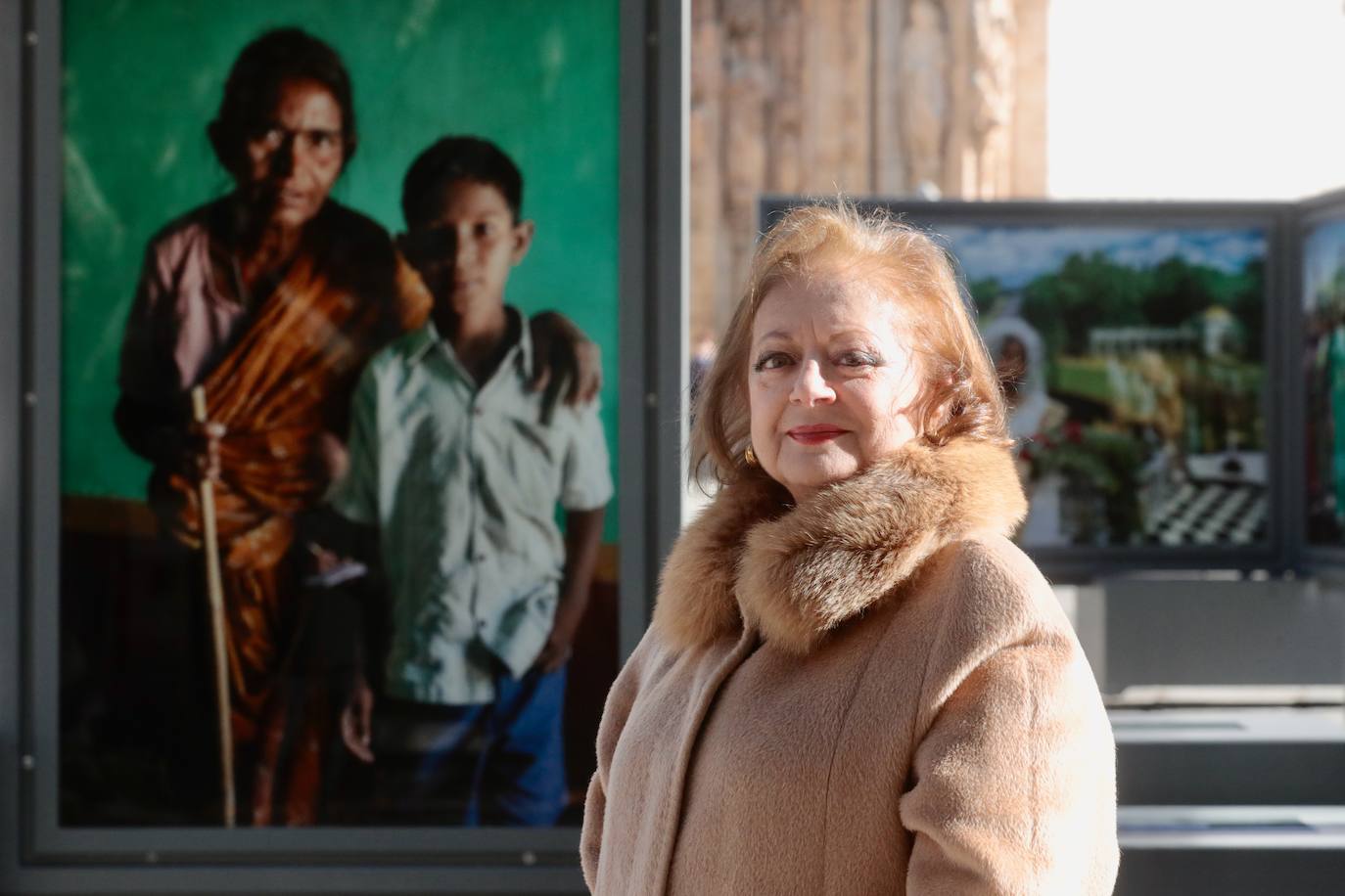 Cristina García Rodero, junto a la foto de Kullayappa y su abuela. 