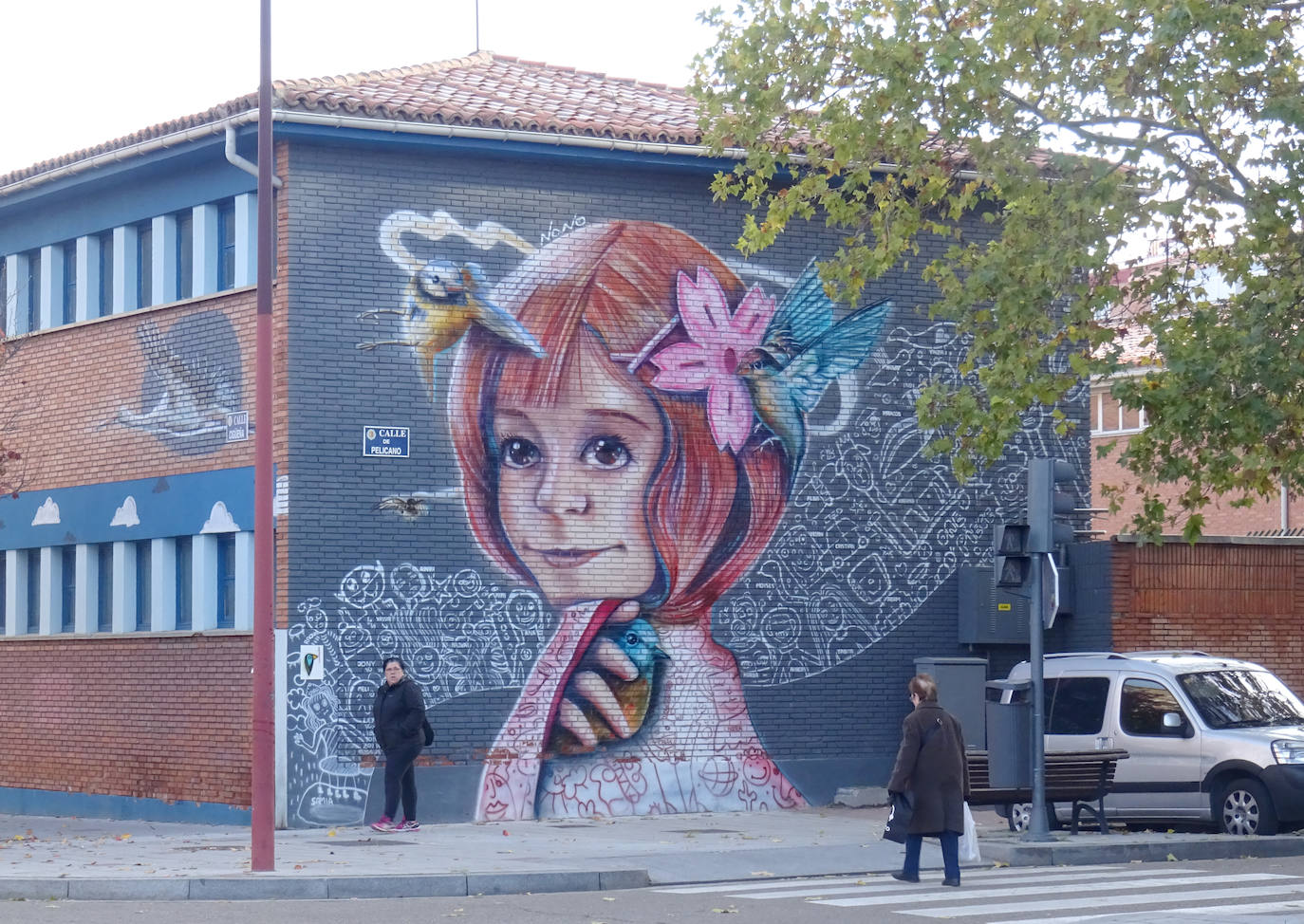 Tapia del colegio Cristóbal Colón de la calle Pelícano.