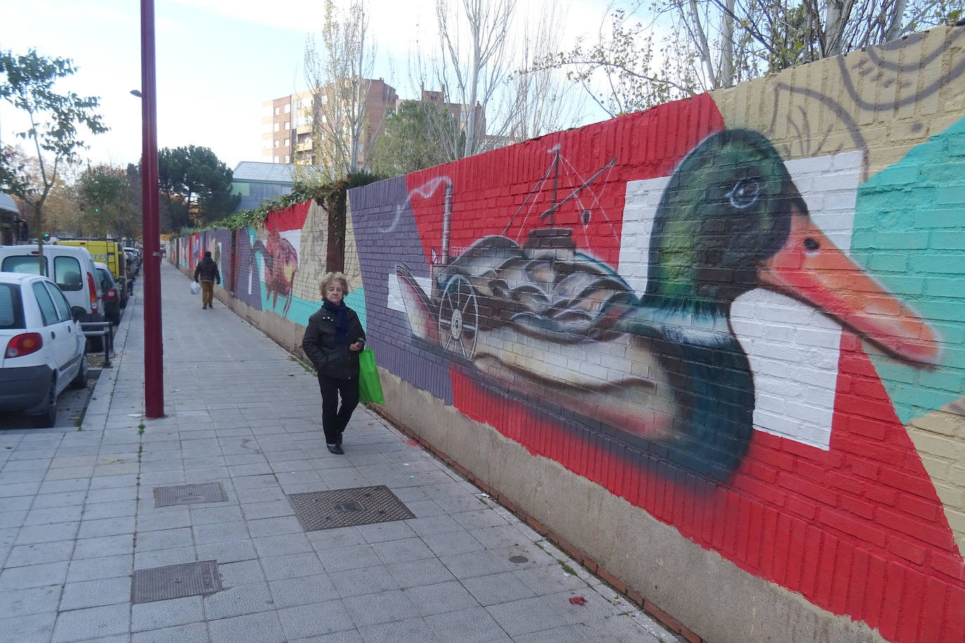 Tapia del instituo Leopoldo Cano de la calle Cigüeña.