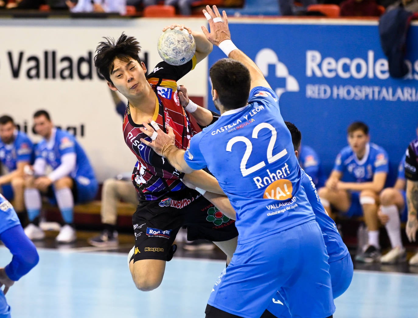 Fotos: Derbi regional entre el Recoletas Atlético Valladolid y el Banca Ademar León