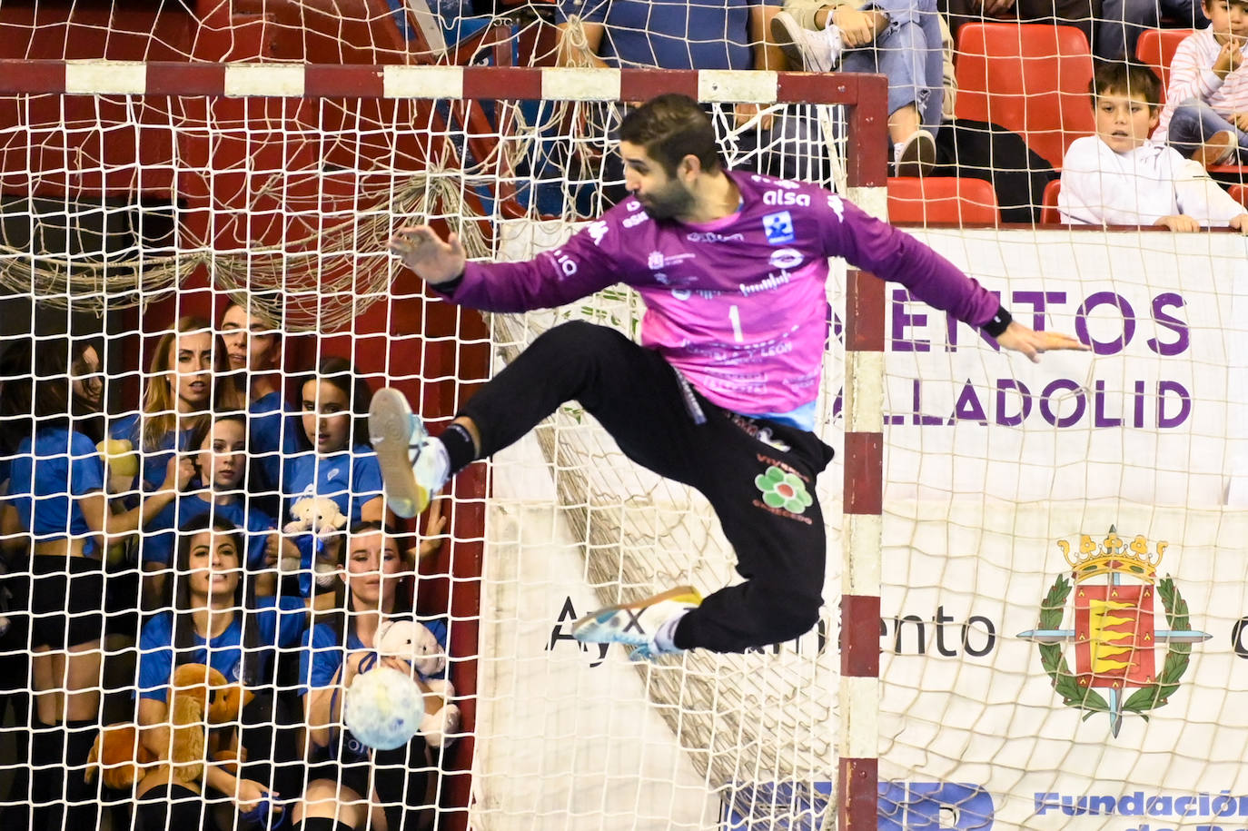 Fotos: Derbi regional entre el Recoletas Atlético Valladolid y el Banca Ademar León