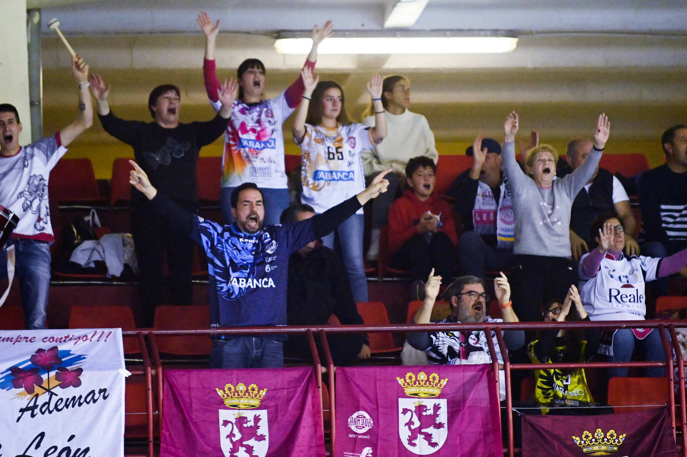 Fotos: Derbi regional entre el Recoletas Atlético Valladolid y el Banca Ademar León