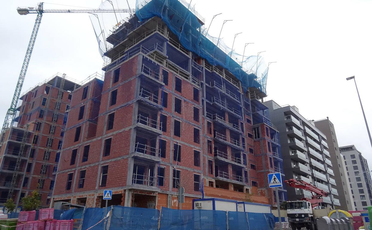 Trabajos de construcción en la Ciudad de la Comunicación al borde del paseo del Arco de Ladrillo.