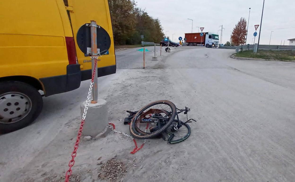 La bicicleta destrozada de Rebellin en el lugar del accidente.