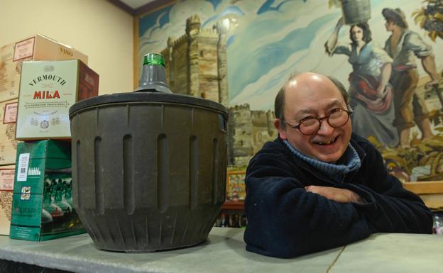 Julio Herrero, tras la barra de la bodega Hermógenes, que heredó de su padre en 1982. 