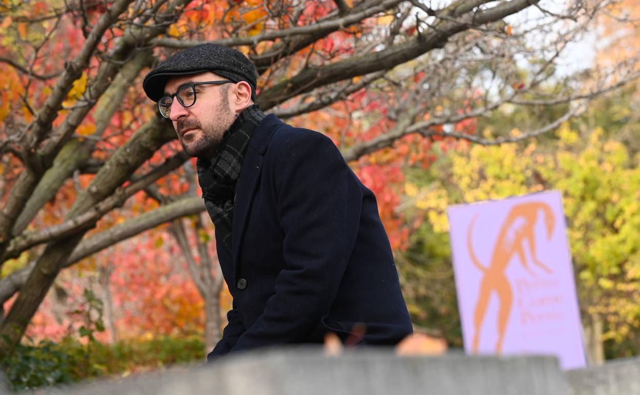 Rubén Arranz, con su libro en la plaza de Colón. 