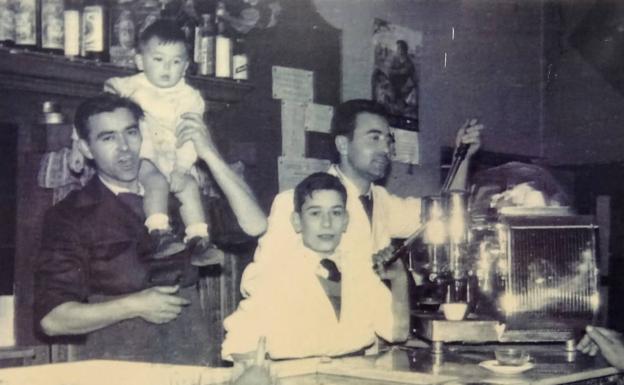 Julio, a hombros de su padre, en la barra de la cantina. 