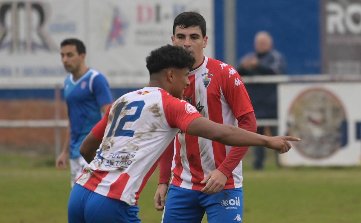 Dos jugadores del Tordesillas discuten sobre una jugada. 