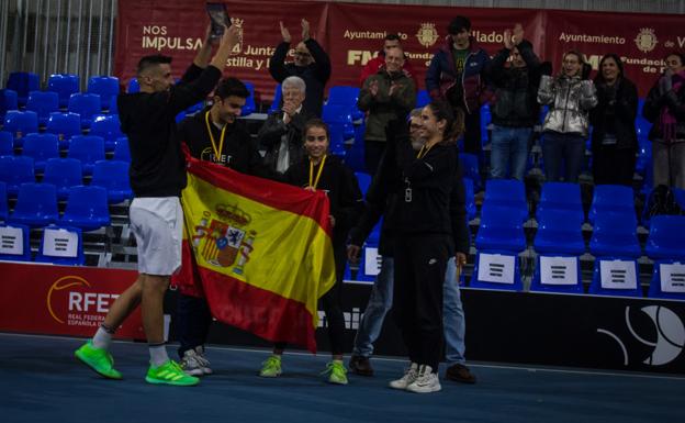 Jorge Hernando levanta el trofeo. 