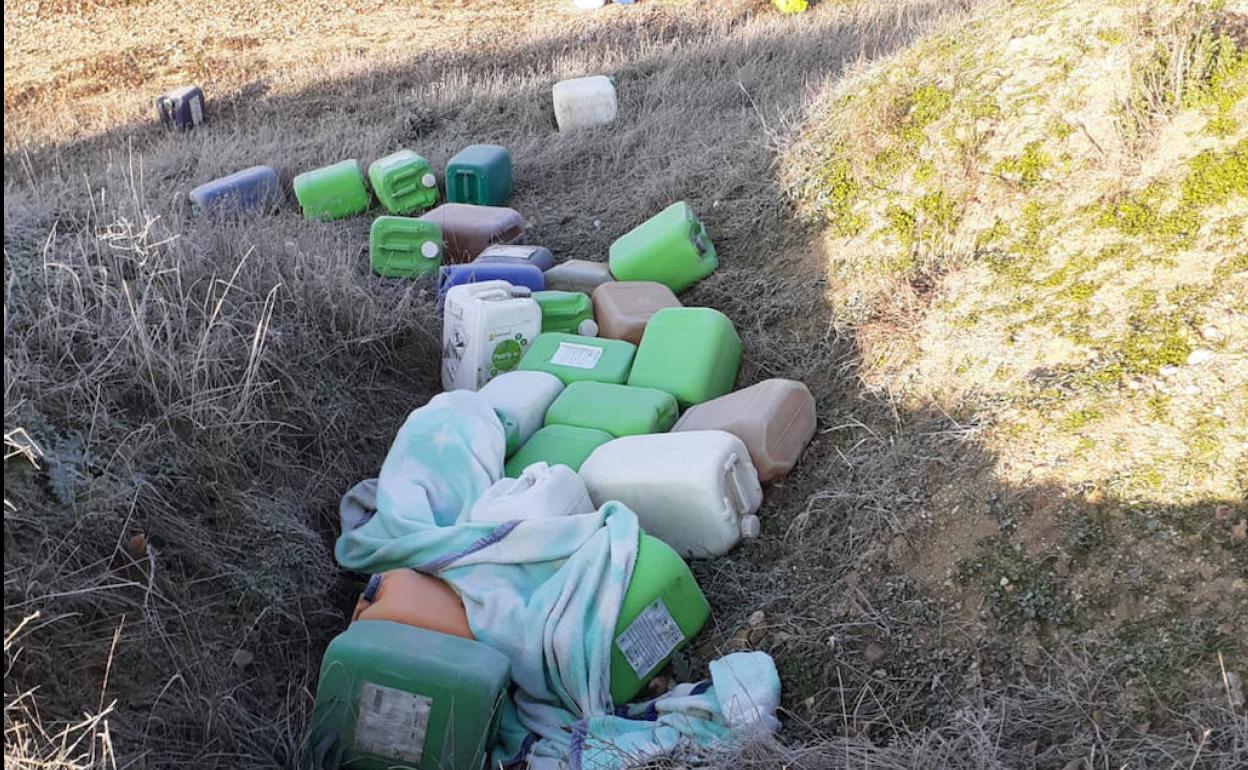 Garrafas de pesticidas arrojados al cauce seco del río Trabancos. 