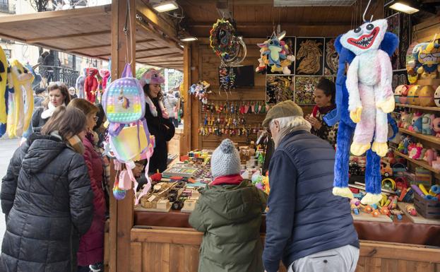 El mercado navideño reserva una docena de casetas al comercio local