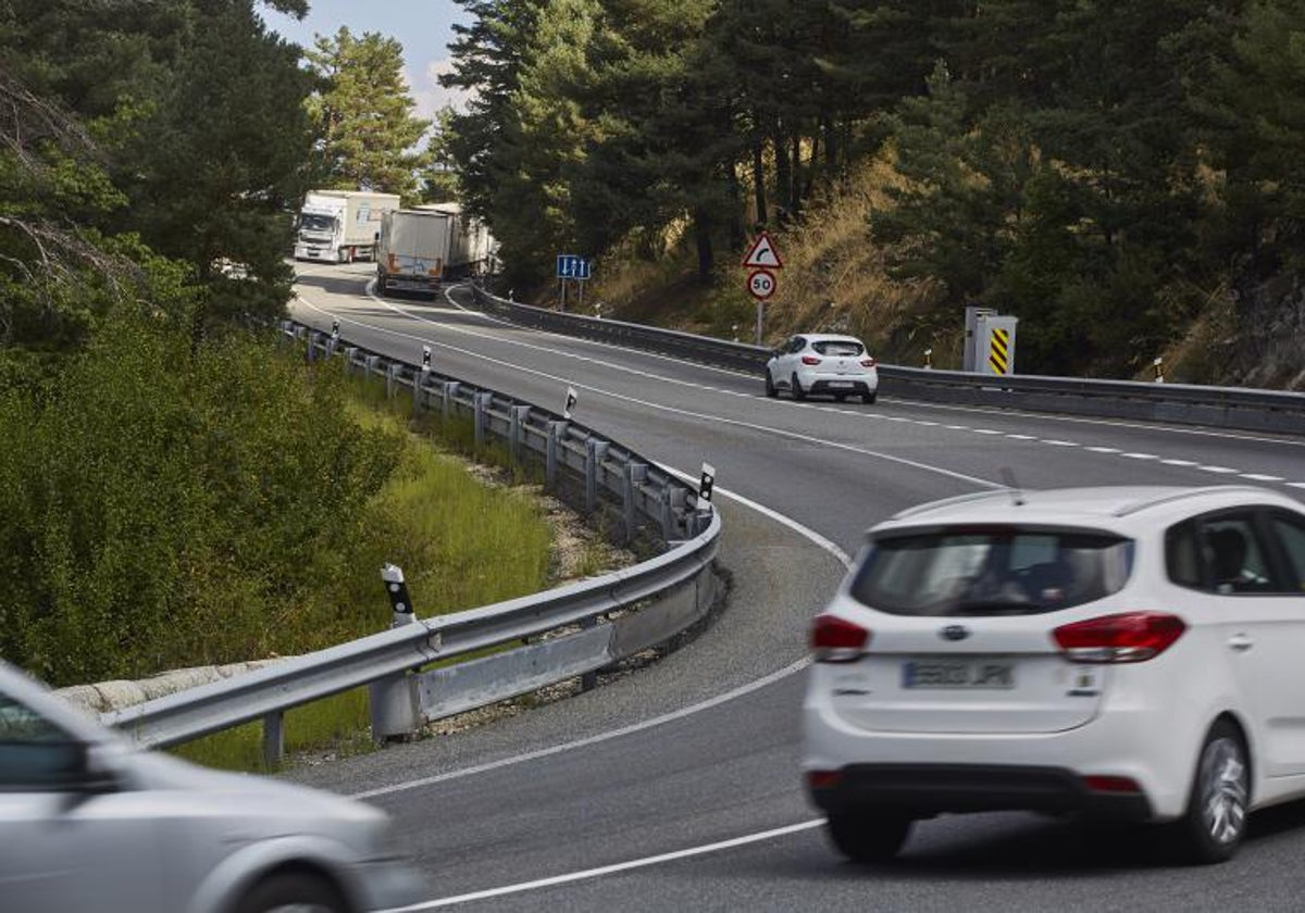 Coches circulan en un tramo controlado por radar