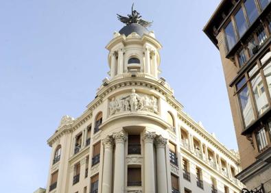 Imagen secundaria 1 - Arriba, el edificio Metrópolis de Madrid. A la izquierda, el de La Unión y el Fénix de Valladolid. A la izquierda, detalle de la cúpula de la que fuera sede de la aseguradora en Murcia, construido en 1933.