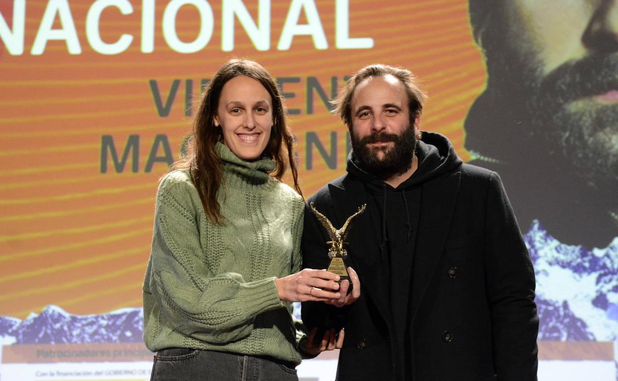 Sandra Ibáñez entrega el Águila de Oro a Vincent Macaigne.