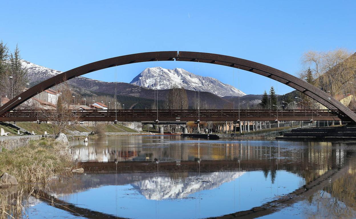 Pasarela de madera sobre el río Carrión en Velilla. 