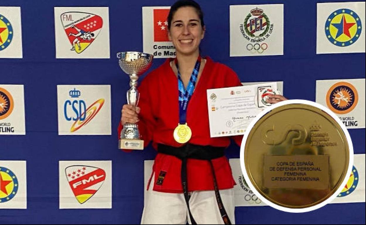 Marina Muñoz, tras proclamarse campeona de España. En el círculo, una de las medallas de oro obtenidas en la prueba.