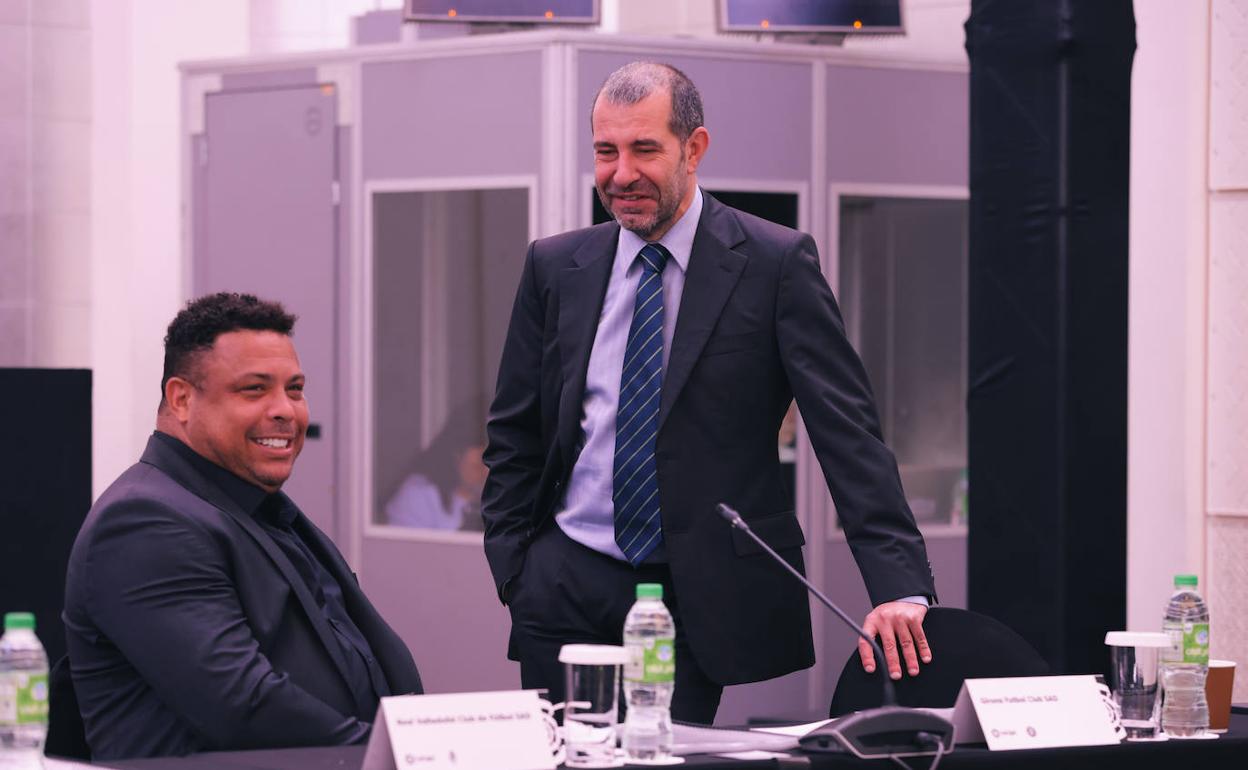 Ronaldo Nazário y David Espinar, durante la Asamblea en Dubái. 