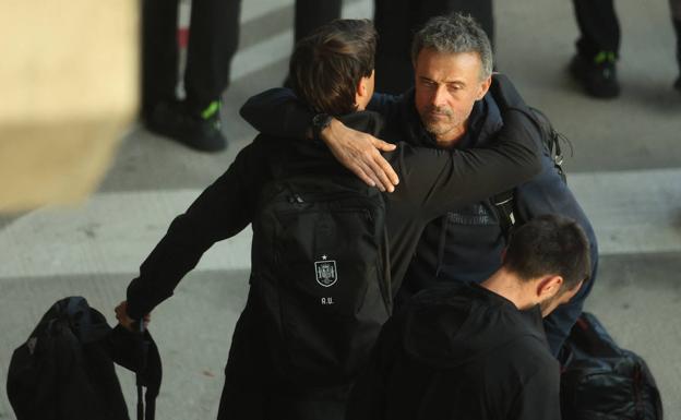 Luis Enrique se despide de sus colaboradores en Barajas.