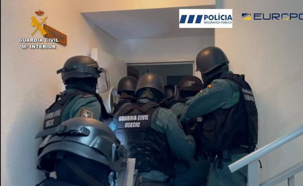 Imagen principal - Despliegue policial de la operación Rovisa.