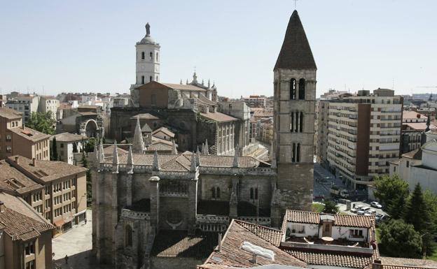 En un primer plano se alza la iglesia de Antigua mientras que la catedral se observa a lo lejos