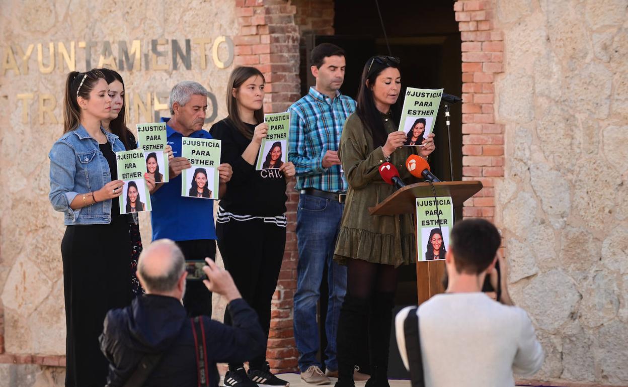 La familia de Esther López, en la última concentración en Traspinedo. 