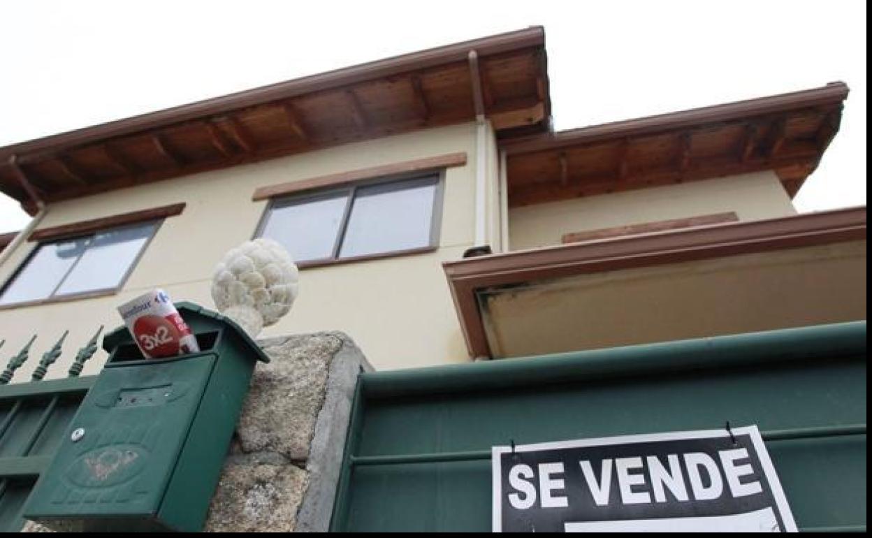 Cartel de 'Se Vende' en una vivienda en una imagen de archivo.