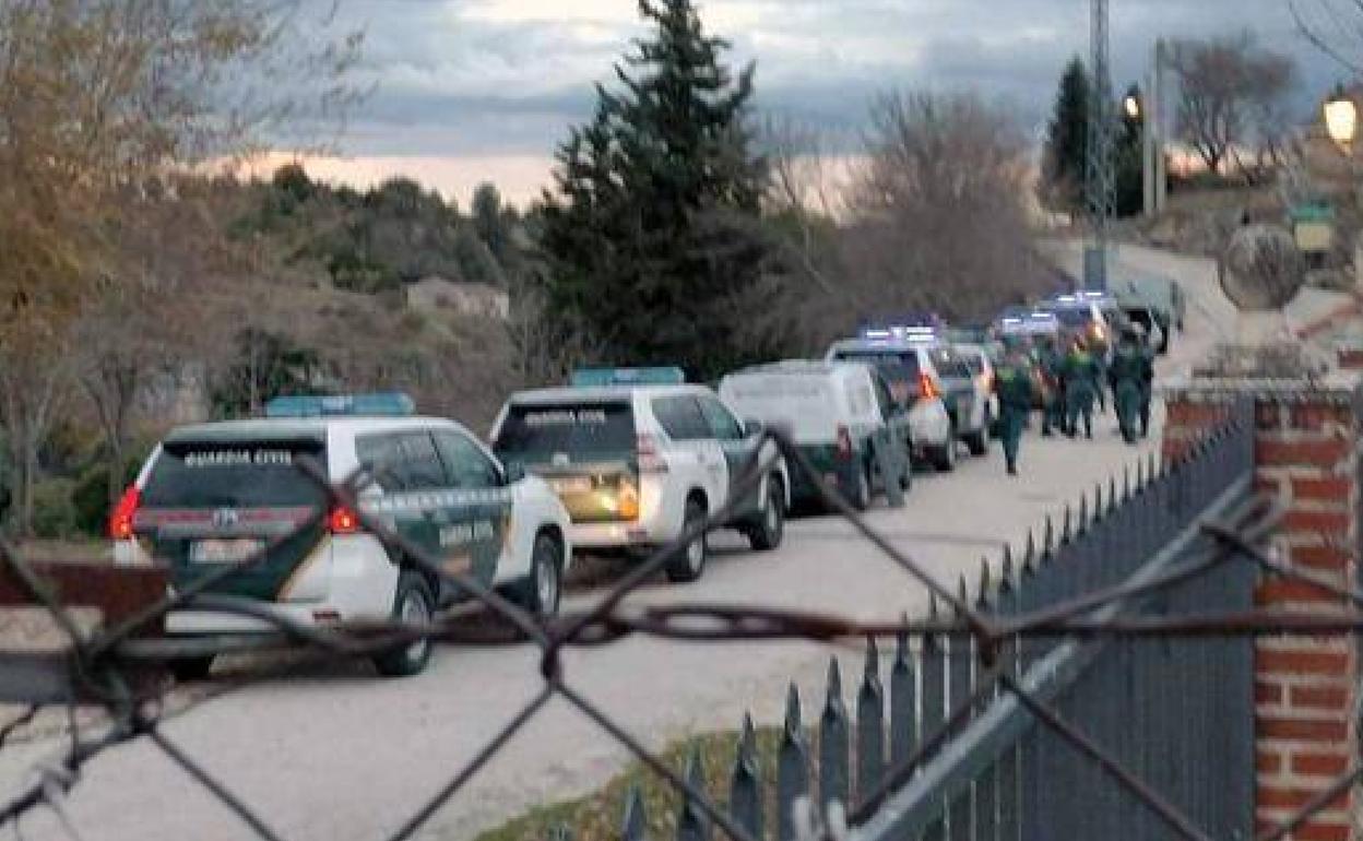 Despliegue de vehículos y agentes en Castrojimeno, este miércoles pasado. 