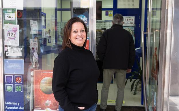 La lotera Patricia Ruiz, en la puerta de su administración en la calle Teresa Gil 