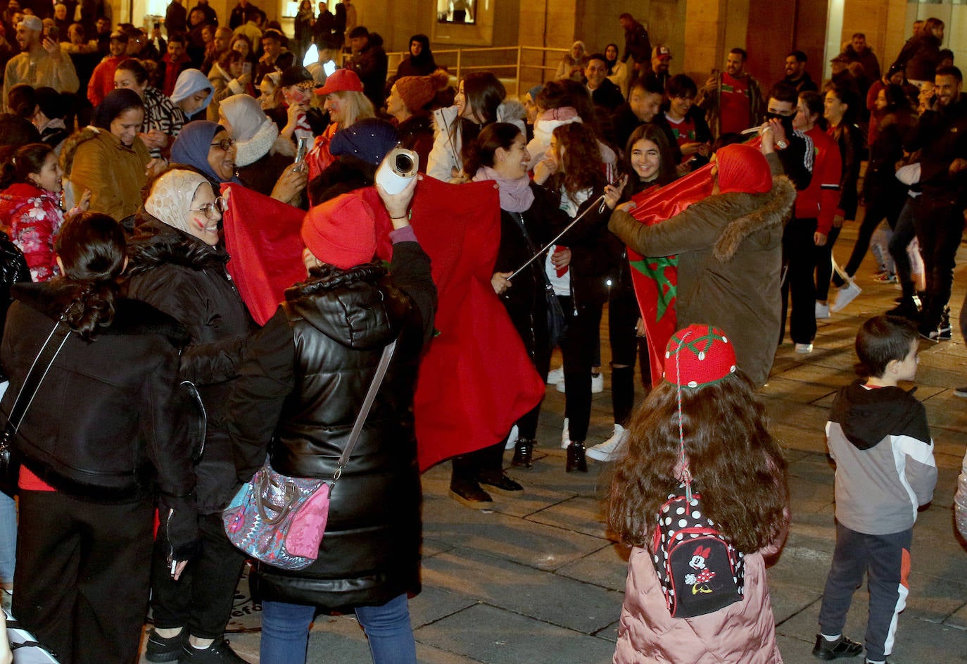 Los marroquíes de Segovia celebran su triunfo en el Mundial. 