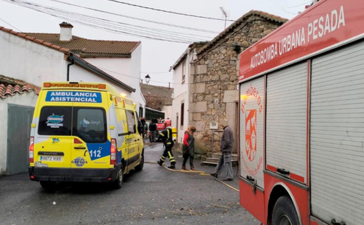 Los servicios de emergencias intervienen tras las explosión de la bombona en Pascualcobo. 