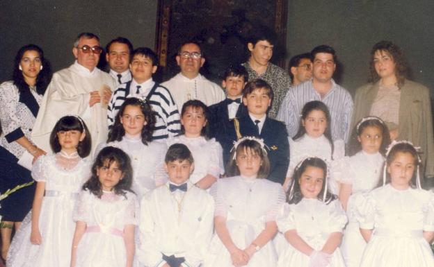 Los dos hermanos, Mateo y José, con un grupo de niños de Primera Comunión en la Iglesia de San Juan Bautista.