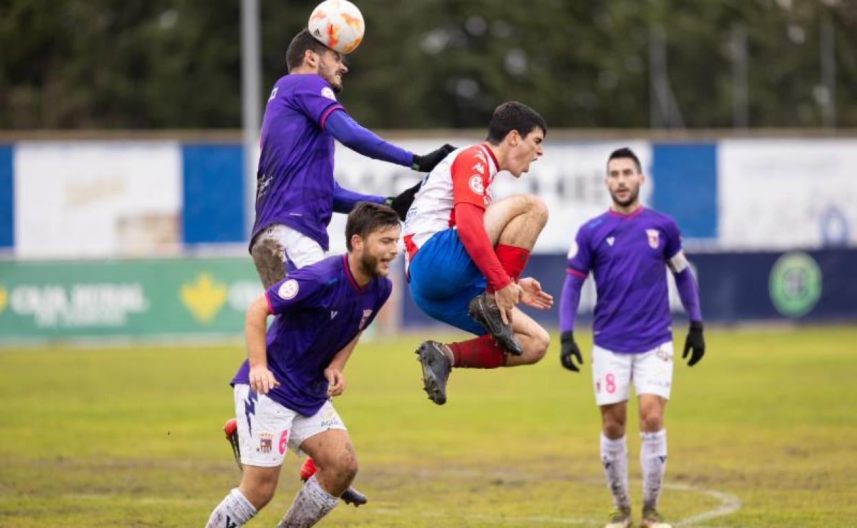 El jugador del Tordesillas salta para evitar la falta. 