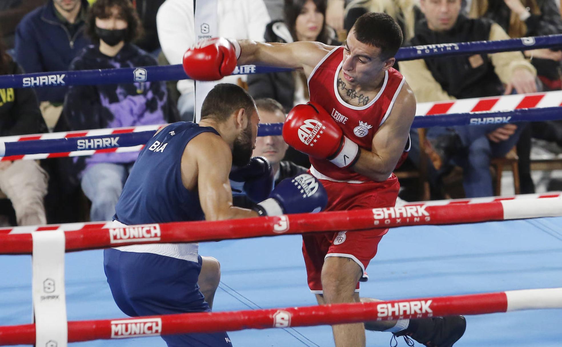 Uno de los púgiles de la selección española intenta conectar una derecha a su rival brasileño. 