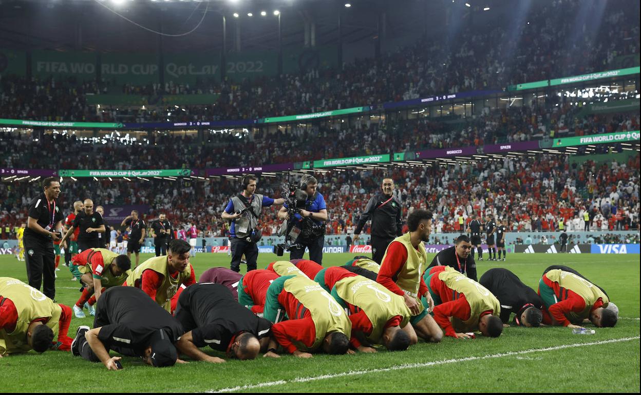 Los jugadores de Marruecos, después de ganar a la selección de España en el Mundial.