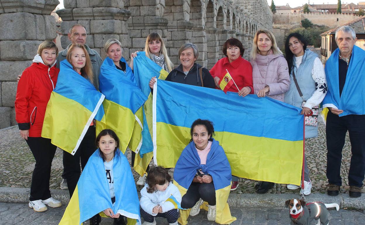 Miembros de la Asociación de Ucranianos en Segovia con banderas de su país y de España. 