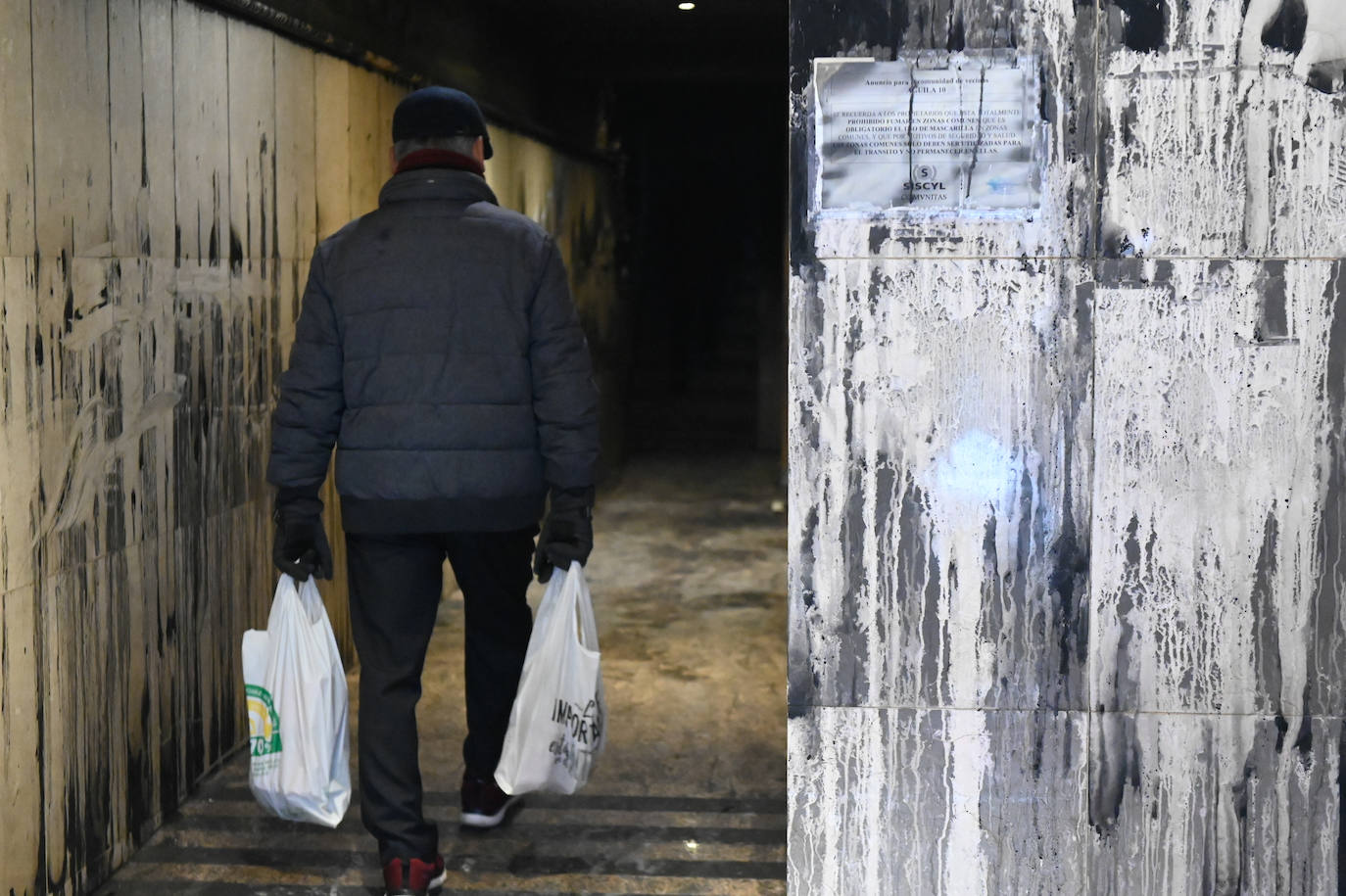 Puerta y portal de la vivienda donde se produjo el incendio.