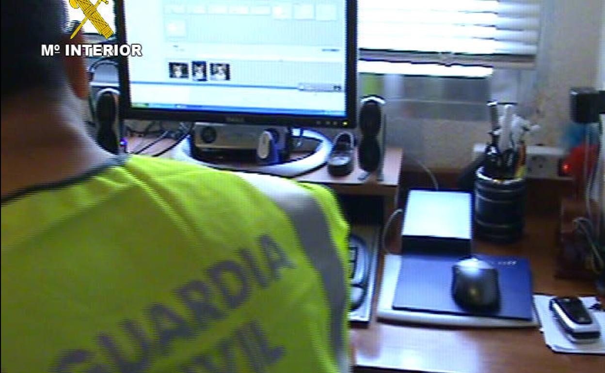 Un agente de la Guardia Civil durante una investigación. 