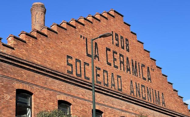 Imagen principal - Arriba, fachada del edificio de La Cerámica, ubicado en la calle Silió. A la izquierda, Alfredo Silió, tataranieto del fundador de la primera fábrica de teja y ladrillo de Castilla la Vieja. A la derecha, Eloy Silió.