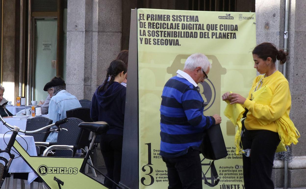 Usuarios del programa de reciclaje digital en Segovia.