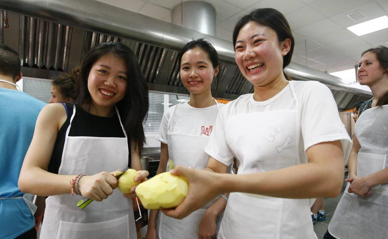 Estudiantes orientales participan en una clase de gastronomía española dentro del programa de español, en Salamanca. 