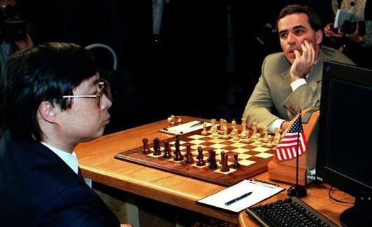 Feng-Hsiung Hsu, de IBM, consulta el monitor de 'Deep Blue' después de que Garri Kasparov realizara el primer movimiento de la partida.