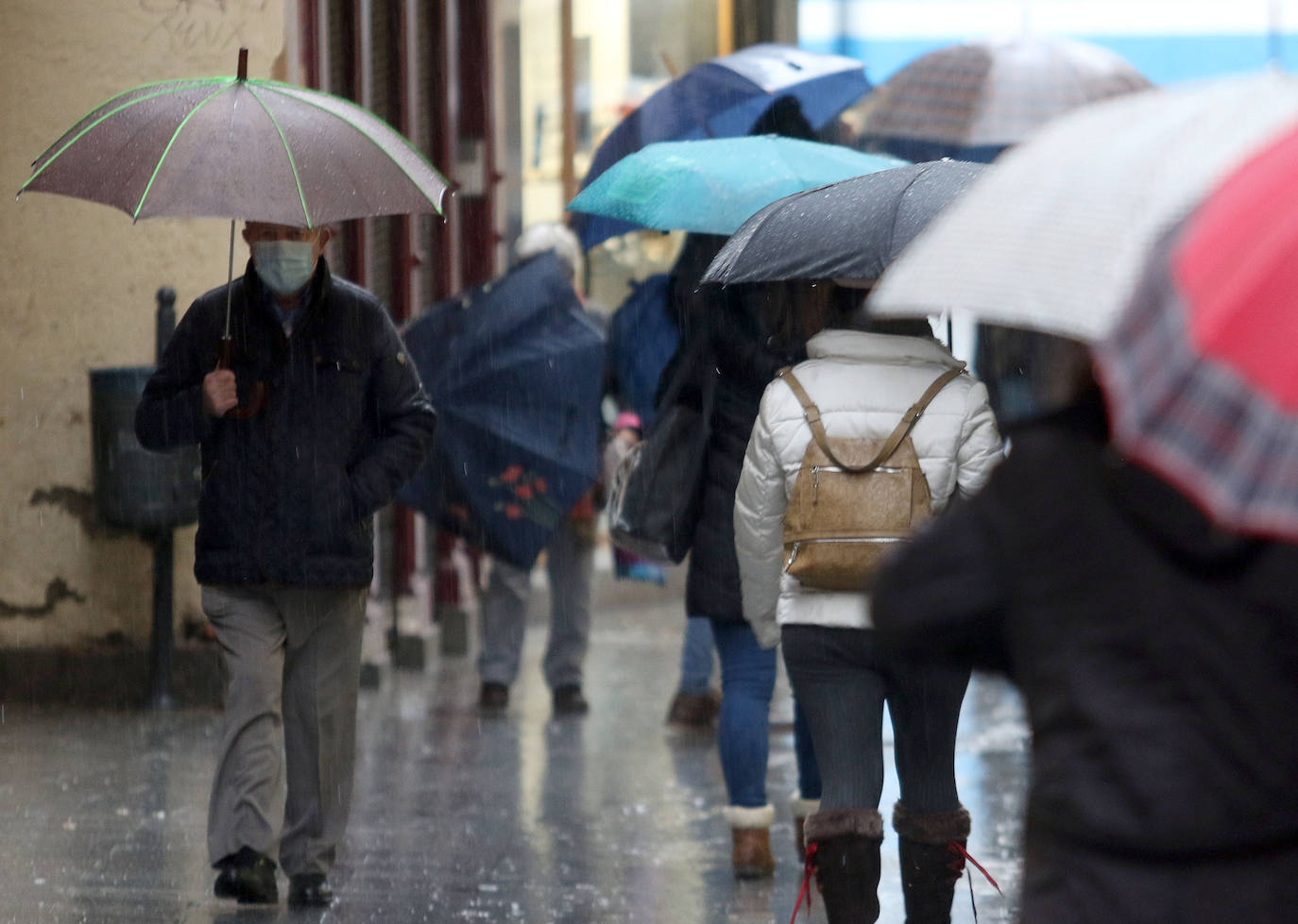 La incesante lluvia causa varios problemas en Segovia. 